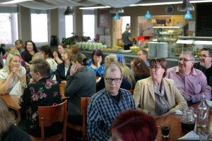 jäseniä ja juhlavieraita